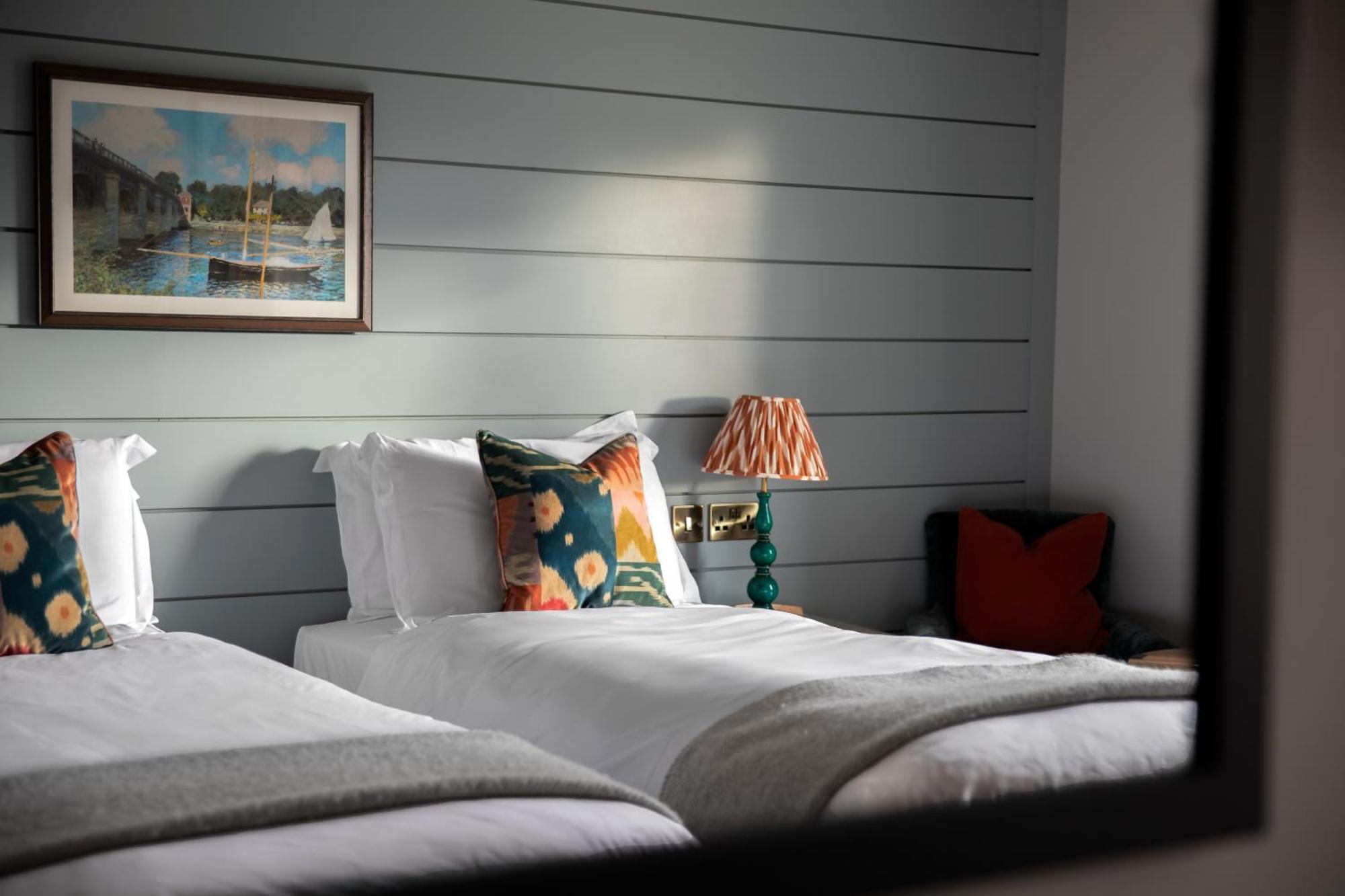 The Bridge Hotel Chertsey Bagian luar foto