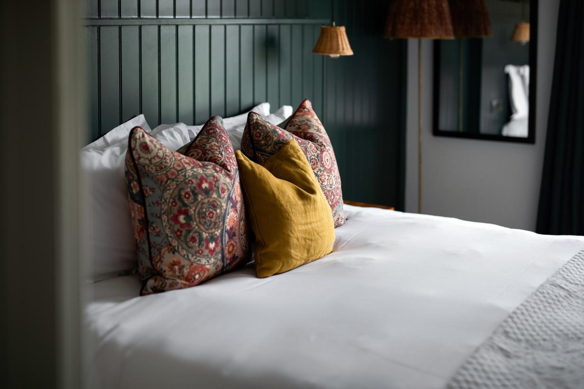 The Bridge Hotel Chertsey Bagian luar foto