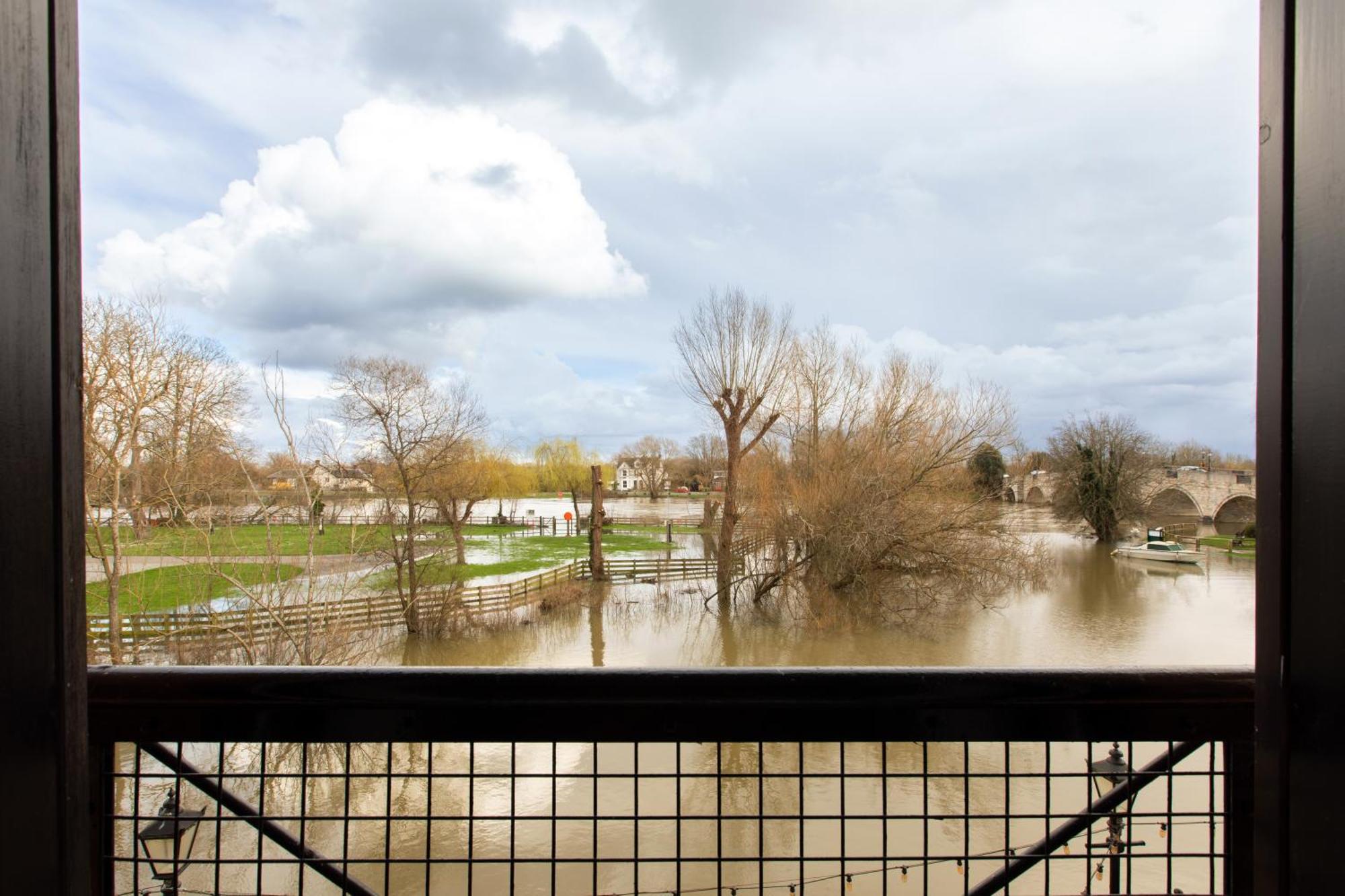 The Bridge Hotel Chertsey Bagian luar foto