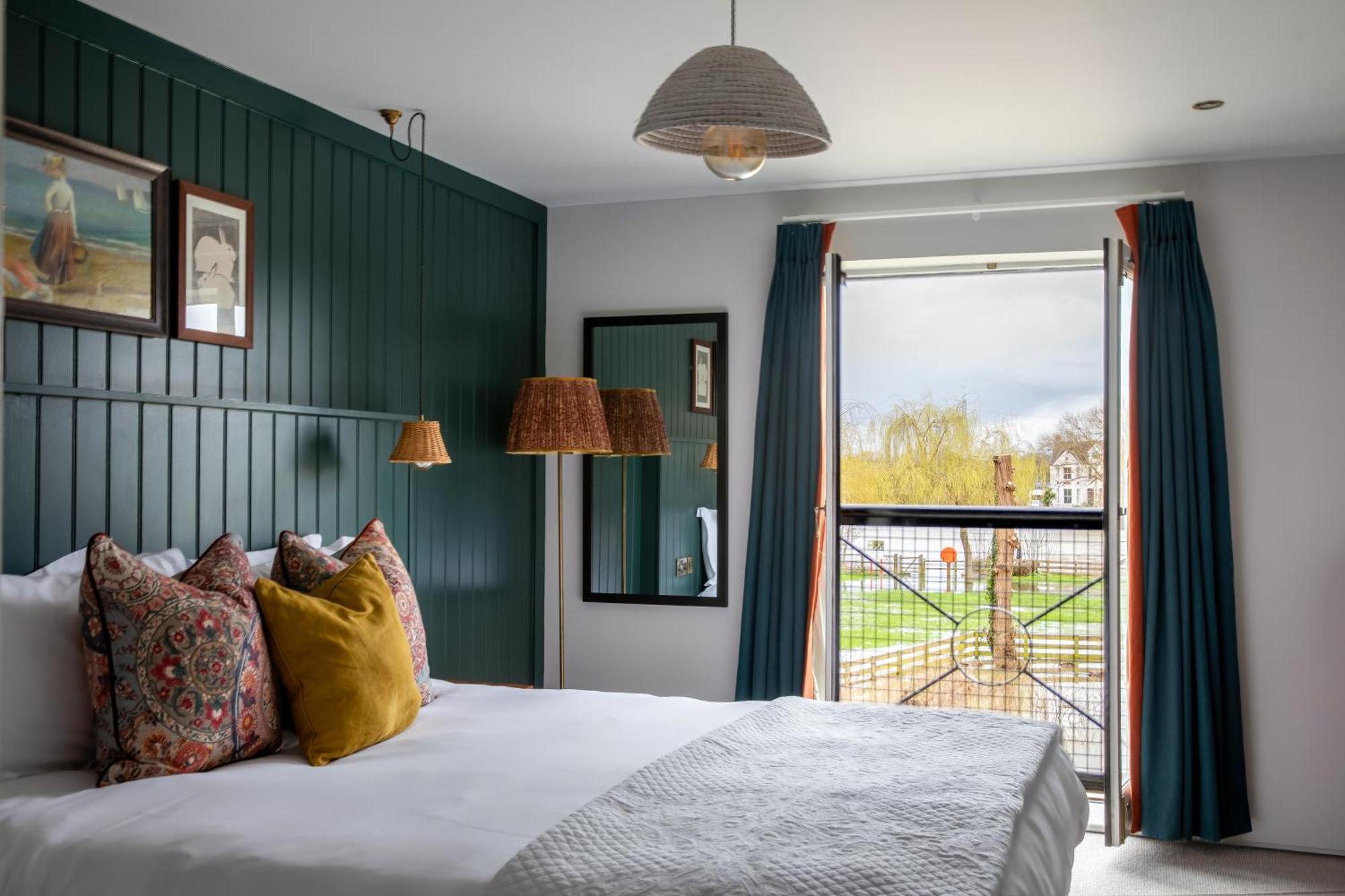The Bridge Hotel Chertsey Bagian luar foto