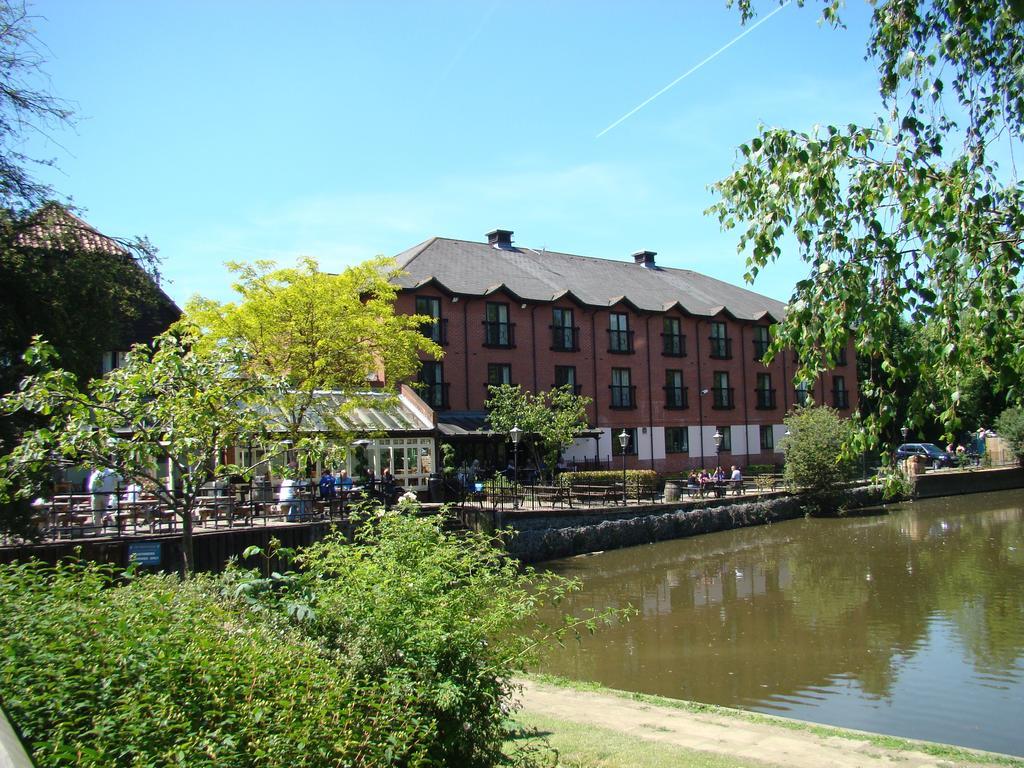 The Bridge Hotel Chertsey Bagian luar foto