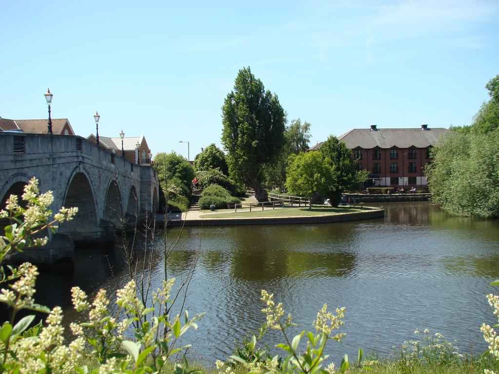 The Bridge Hotel Chertsey Bagian luar foto