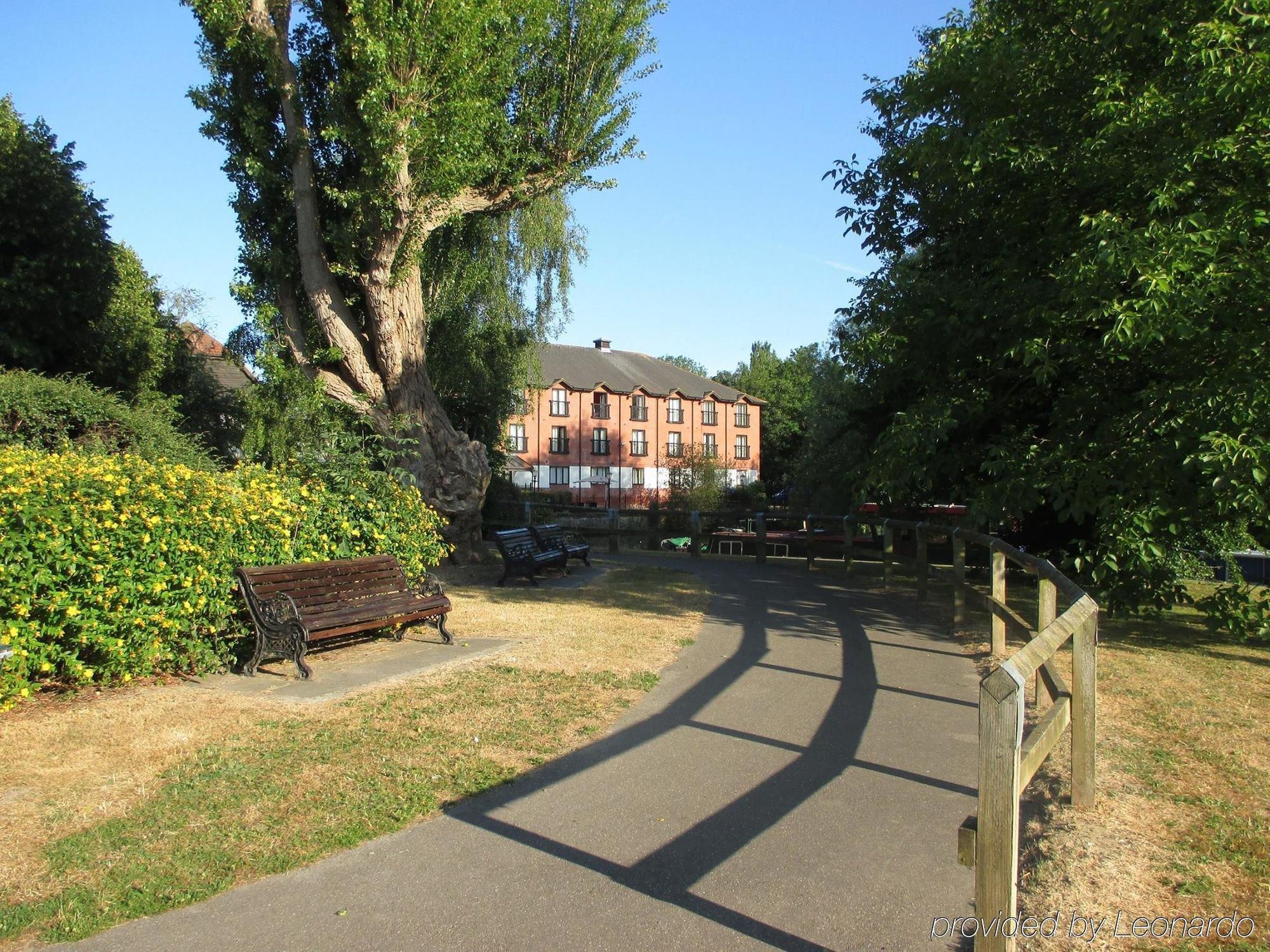 The Bridge Hotel Chertsey Bagian luar foto