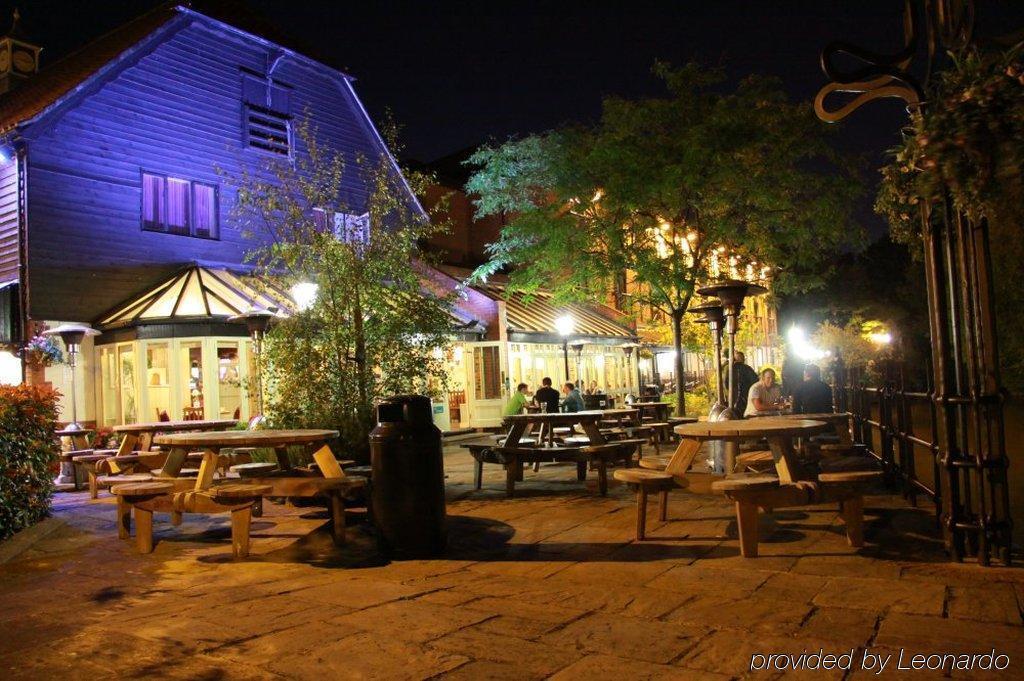 The Bridge Hotel Chertsey Bagian luar foto