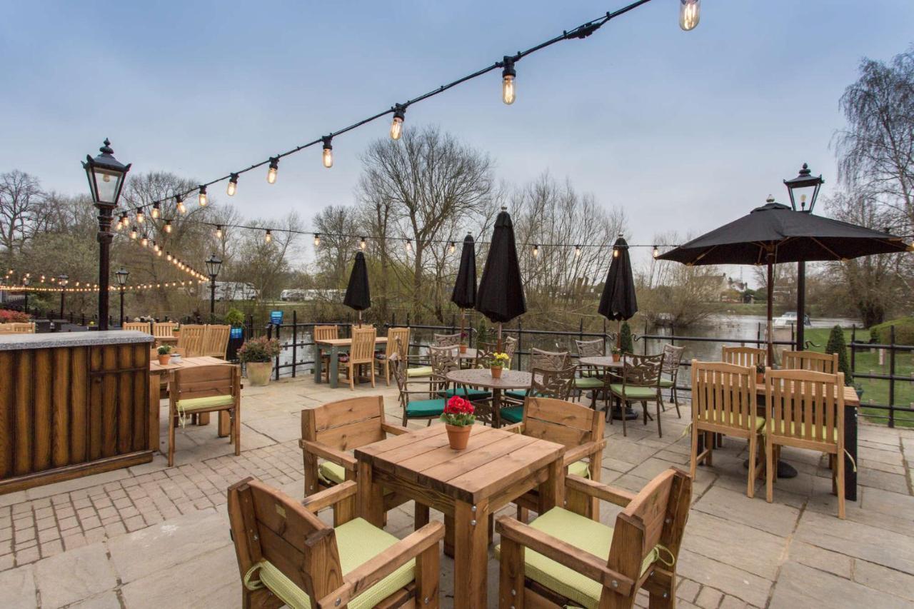 The Bridge Hotel Chertsey Bagian luar foto