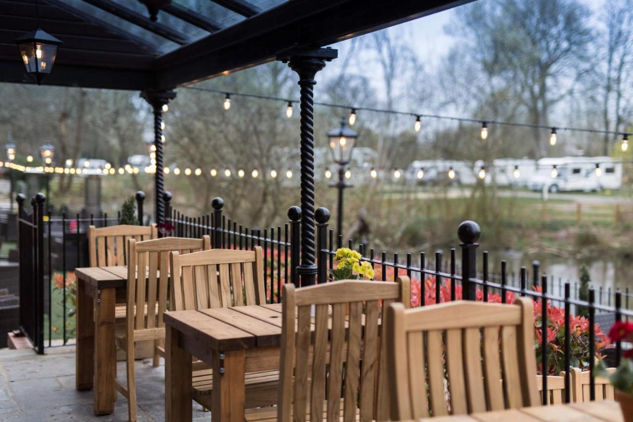 The Bridge Hotel Chertsey Bagian luar foto
